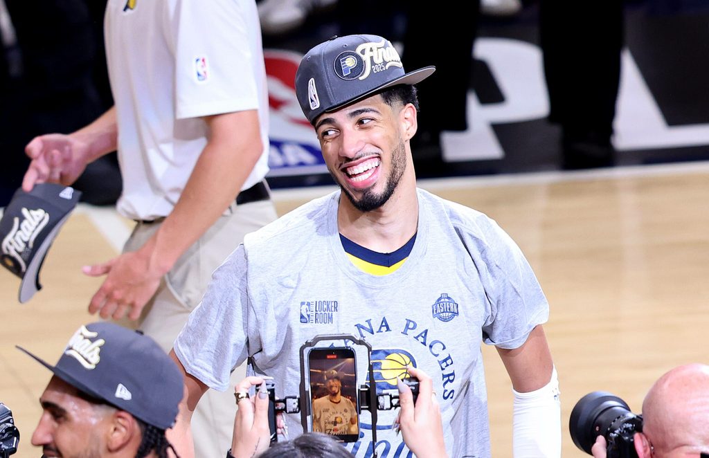 Tyrese Haliburton lächelt zur Seite