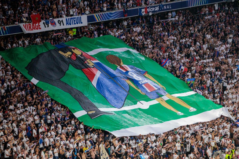  Fans erinnern mit Transparent von Paris Trainer Luis Enrique an seine verstorbenen Tochter. 