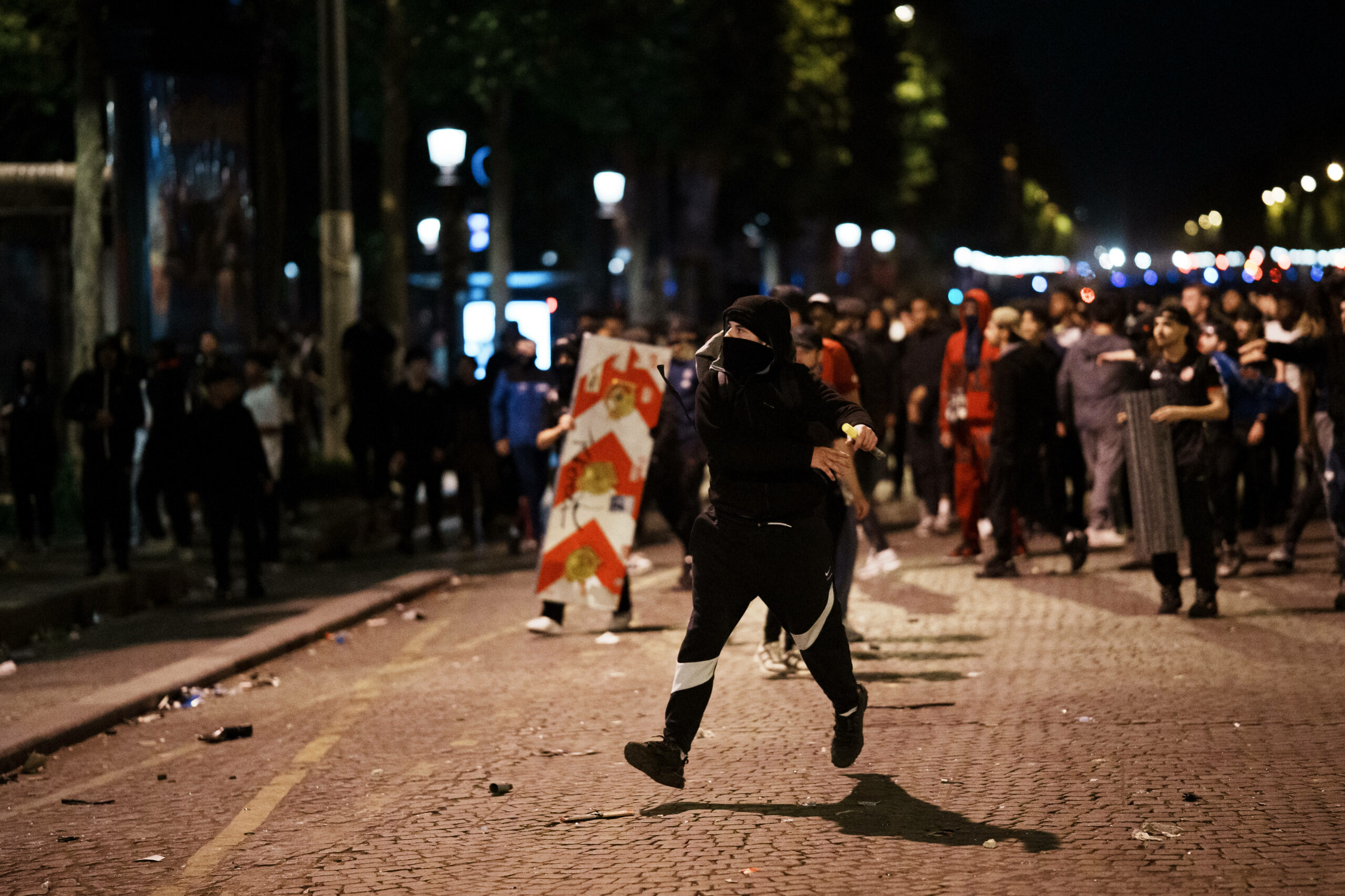In Paris kam es zu Zusammenstößen zwischen Fans und der Polizei