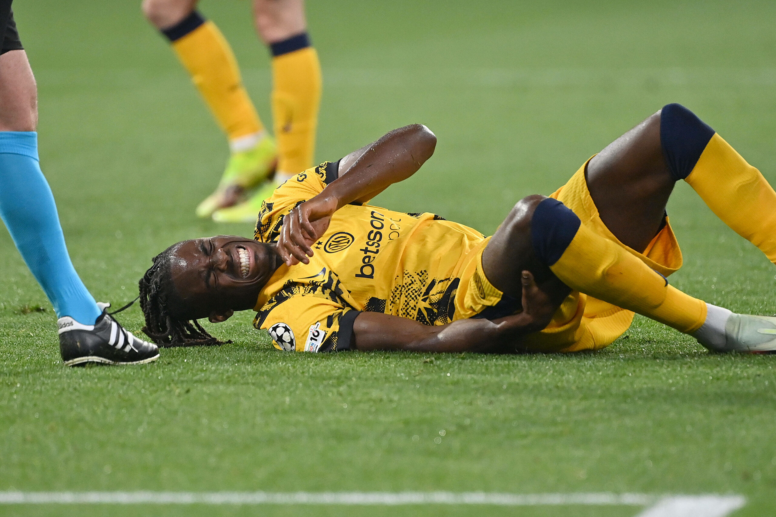 Yann Bisseck liegt verletzt am Boden.