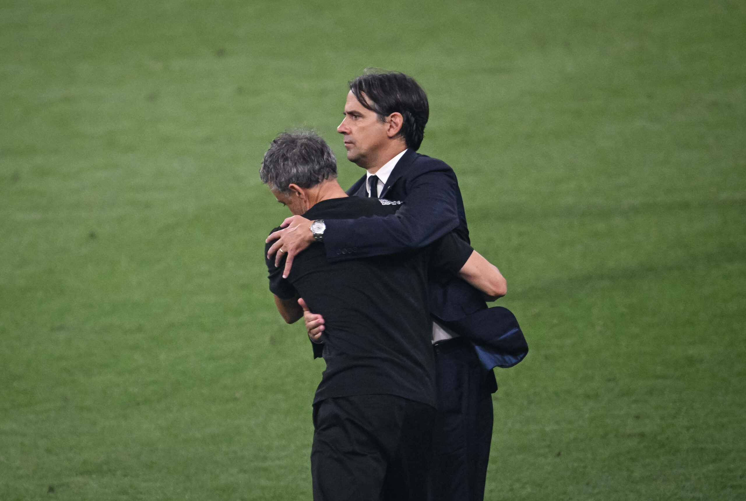 Luis Enrique und Simone Inzaghi umarmen sich.