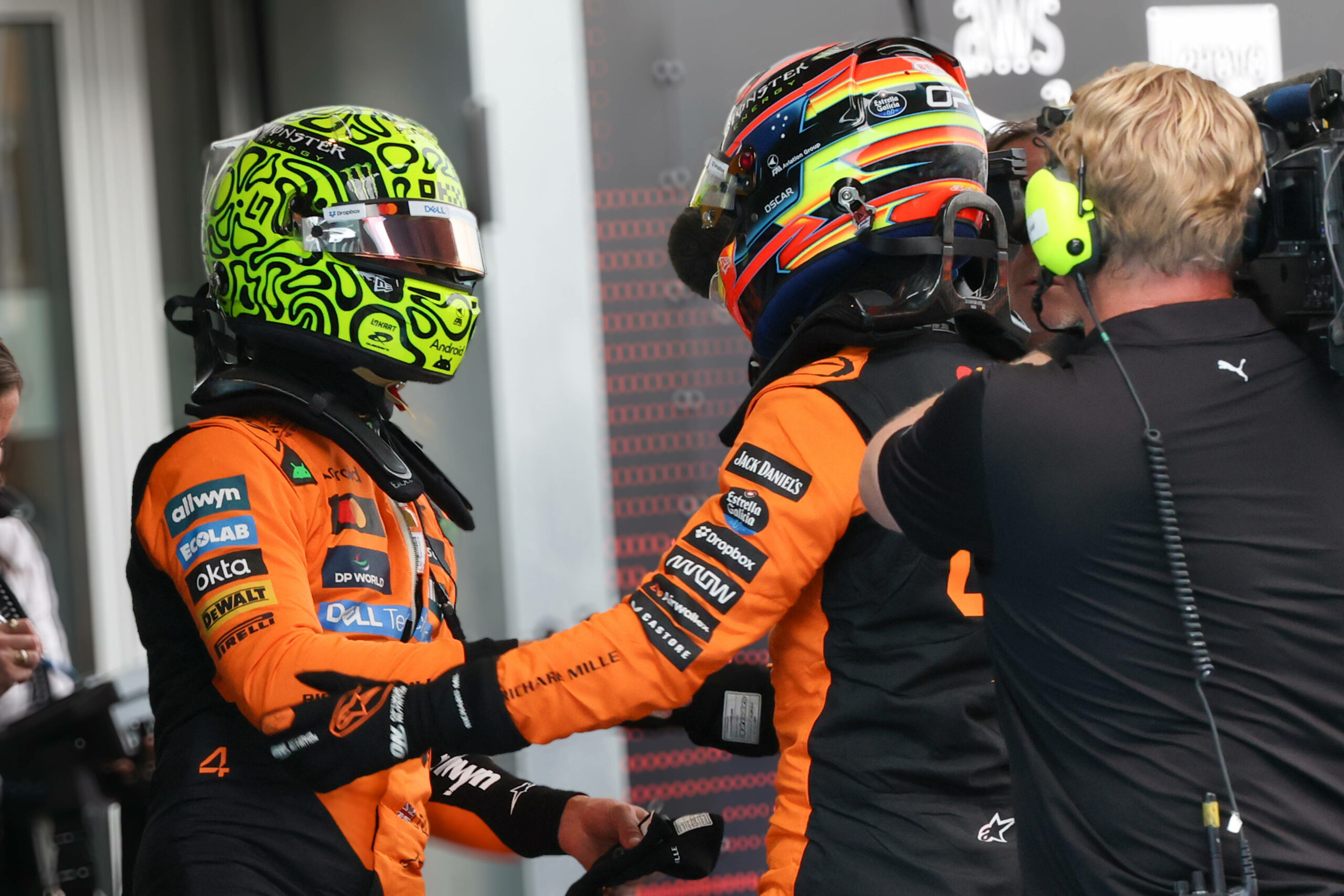 Oscar Piastri und Lando Norris schütteln sich die Hand