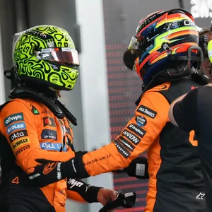 Oscar Piastri und Lando Norris schütteln sich die Hand