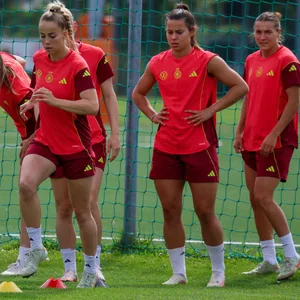 Giulia Gwinn, Lena Oberdorf und Carlotta Wamser beim Training in Wien.