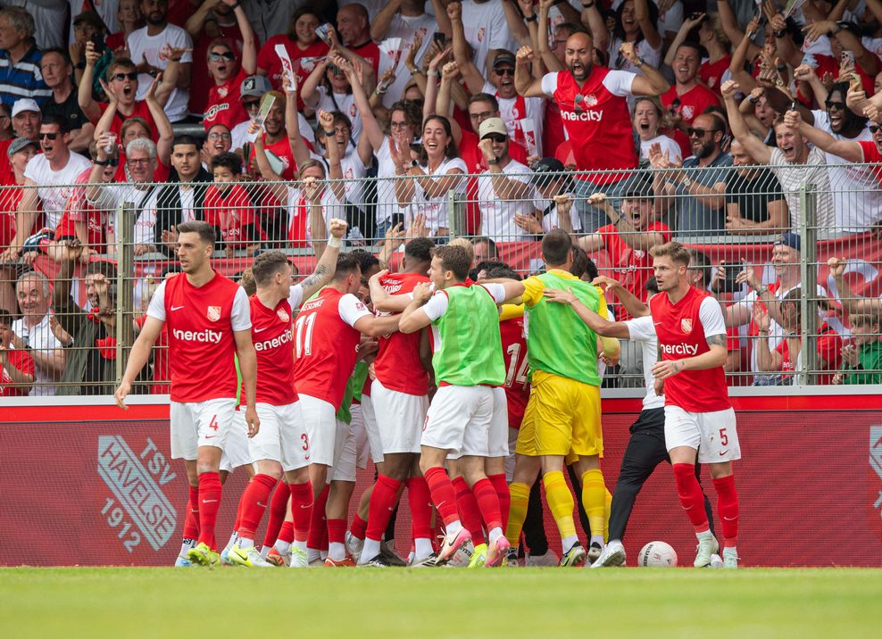 Spieler und Fans von Havelse jubeln nach dem Tor