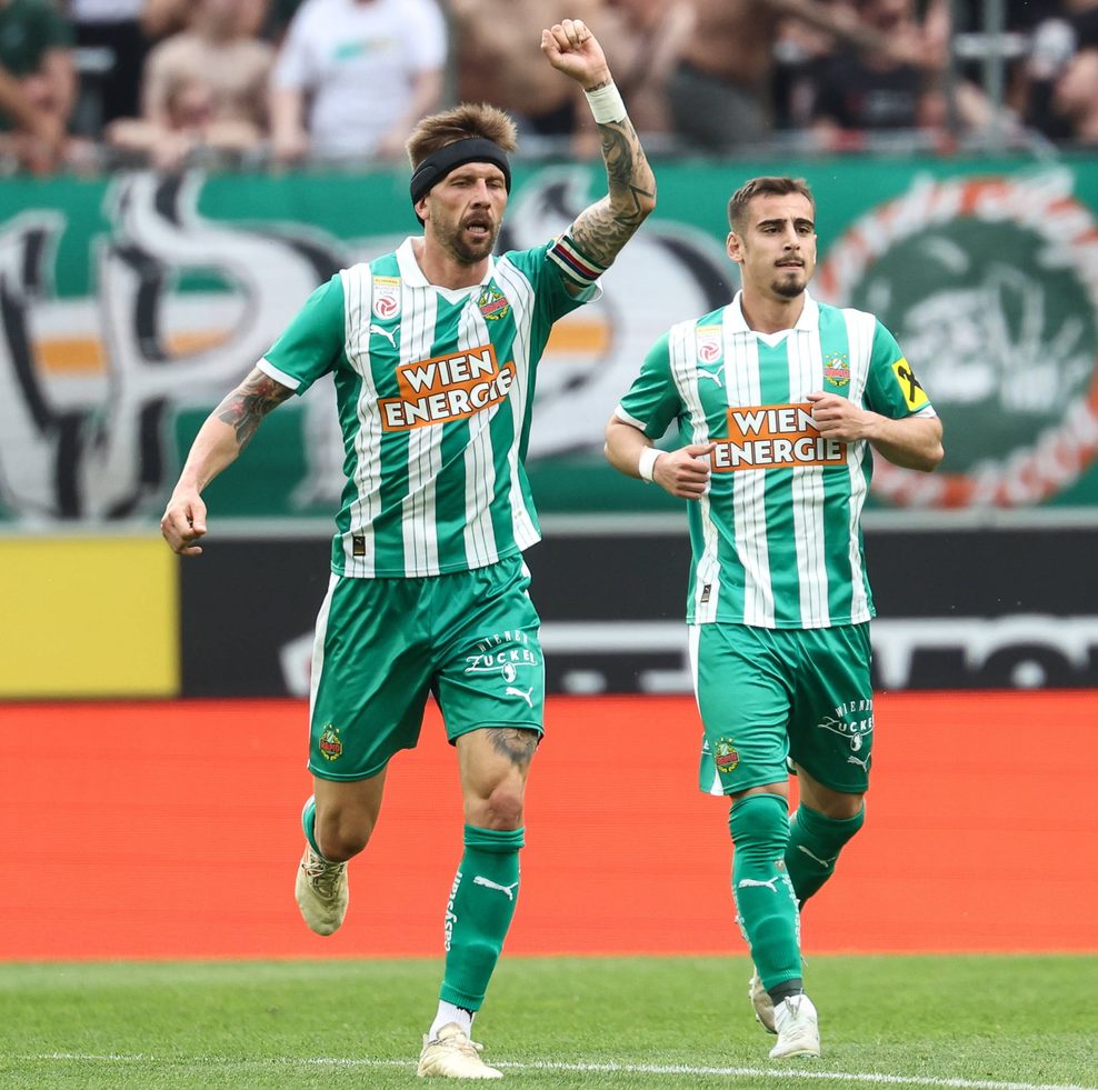 Guido Burgstaller reckt die Faust gen Himmel - Rapids Aufholjagd hat begonnen.