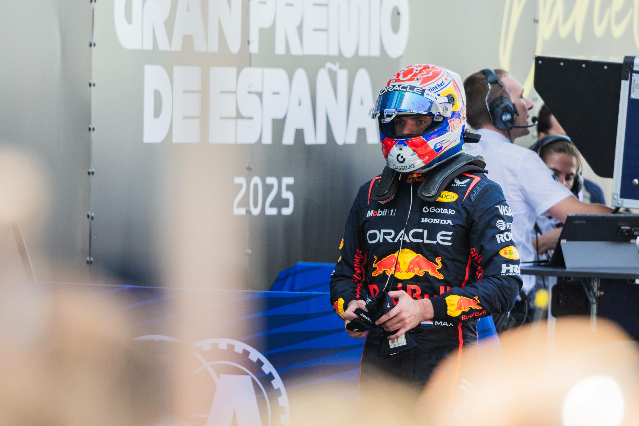 Max Verstappen geht auf dem Paddock