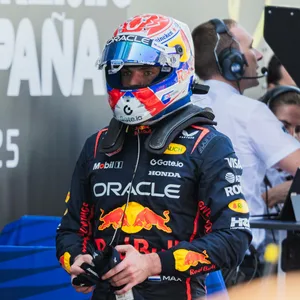 Max Verstappen geht auf dem Paddock