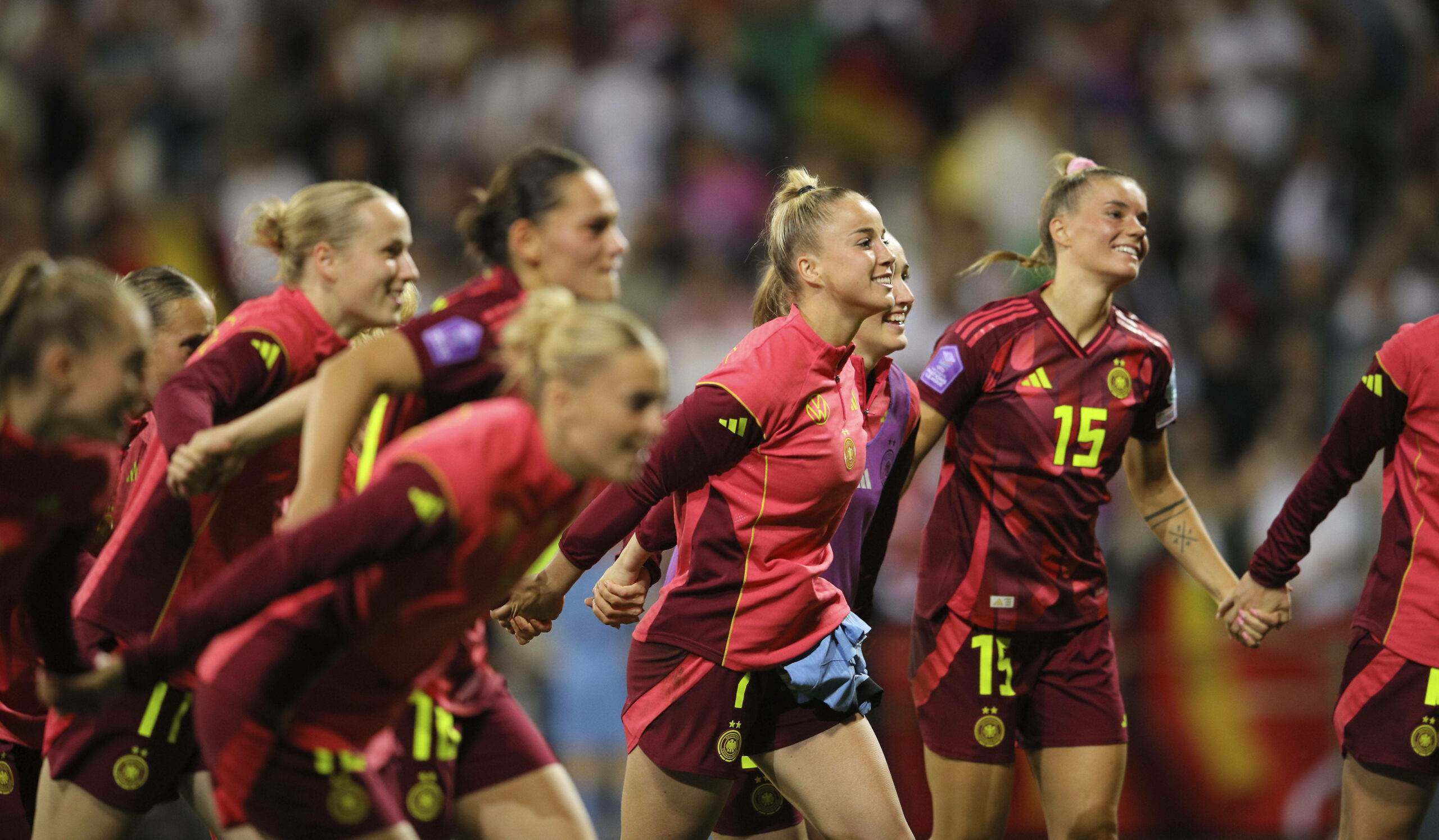 Die DFB-Frauen jubeln mit den Fans