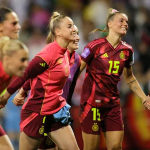Die DFB-Frauen jubeln mit den Fans