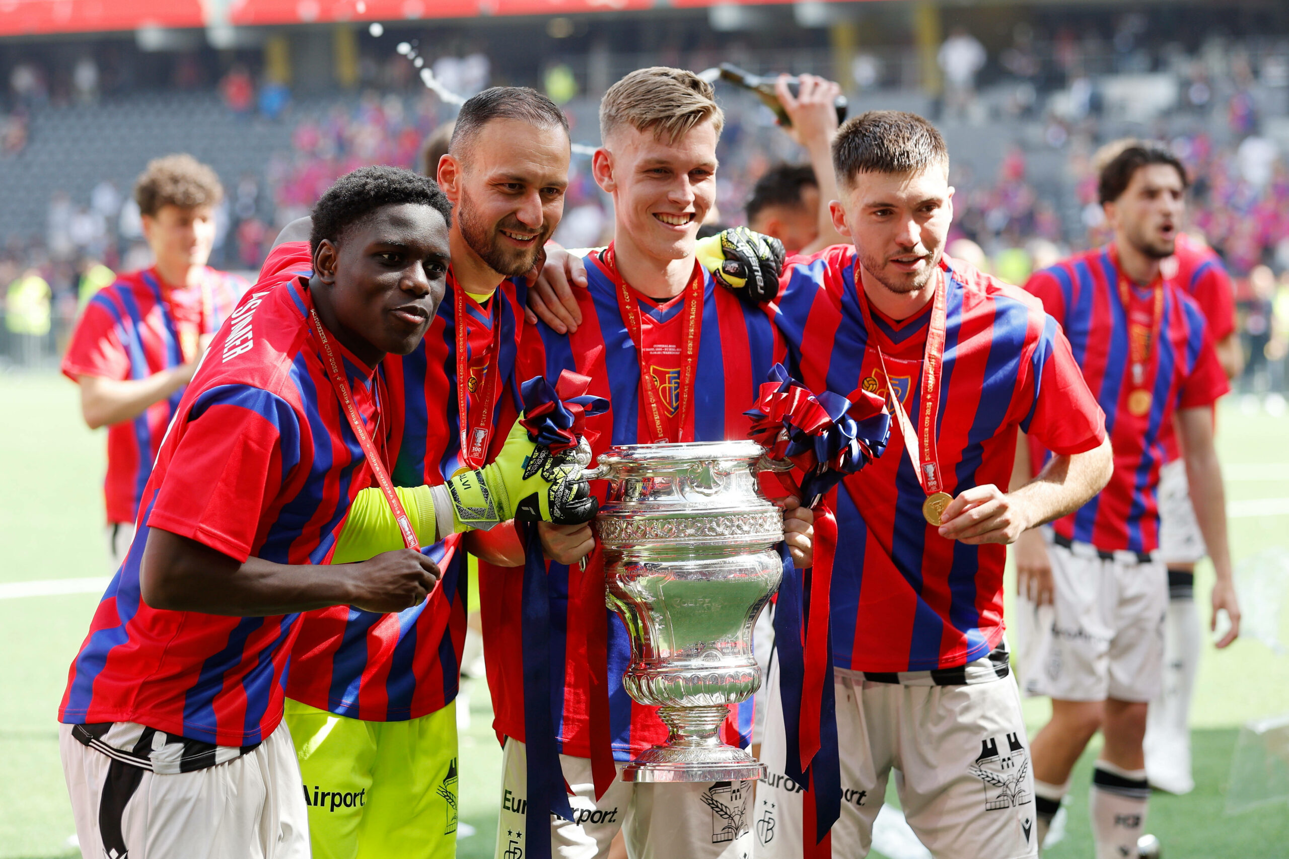 Moussa Cisse, Mirko Salvi, Anton Kade und Leo Leroy posieren mit der Trophäe