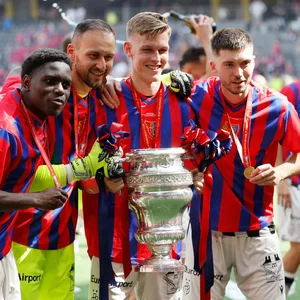 Moussa Cisse, Mirko Salvi, Anton Kade und Leo Leroy posieren mit der Trophäe
