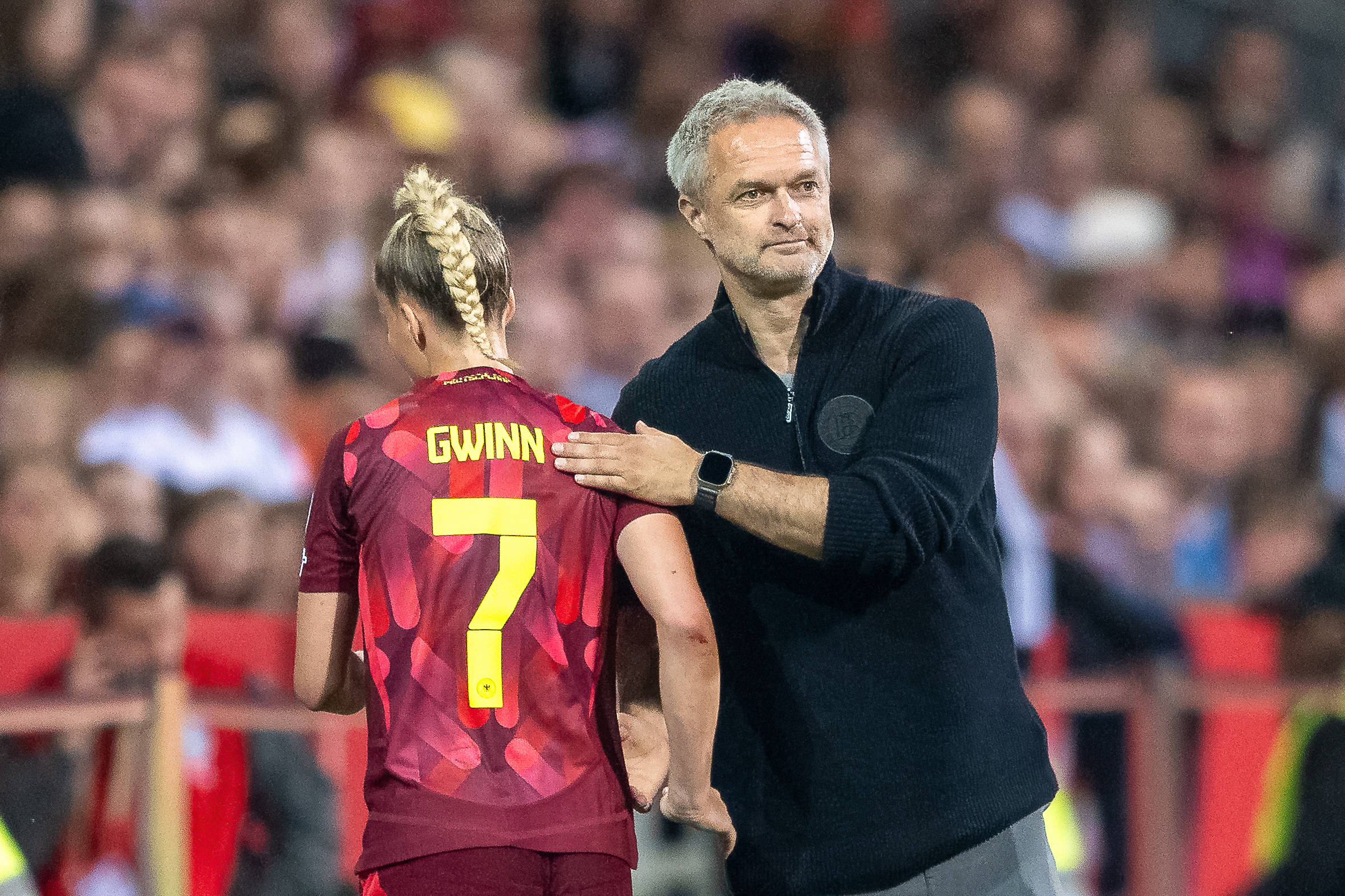 Christian Wück klatscht ab mit Giulia Gwinn