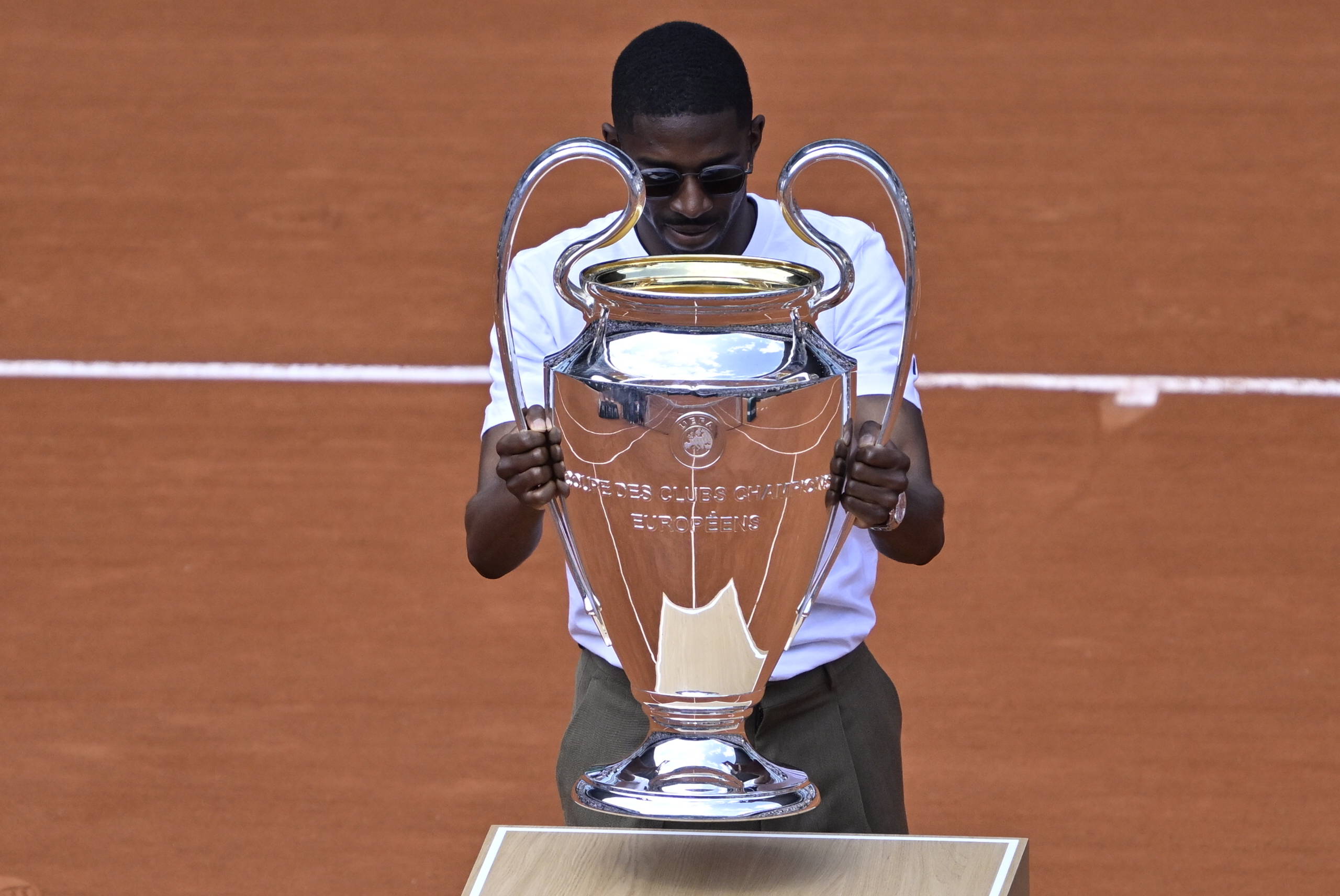 Ousmane Dembélé mit der UEFA-Champions-League-Trophäe