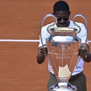 Ousmane Dembélé mit der UEFA-Champions-League-Trophäe