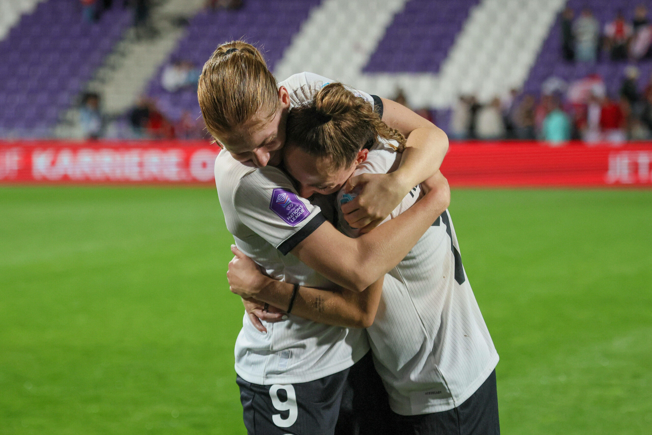 Sjoeke Nüsken und Sophia Kleinherne umarmen sich.