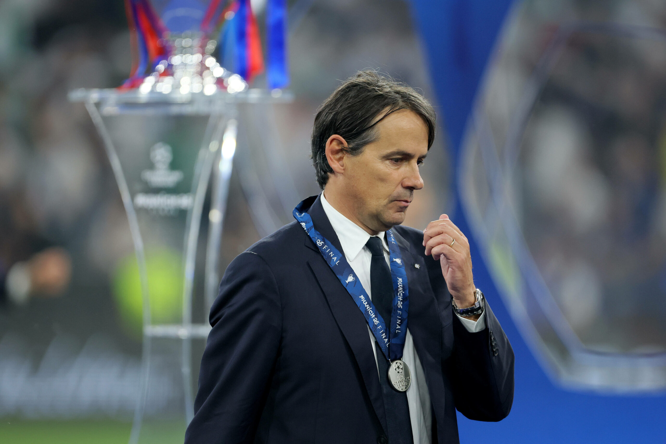 Simone Inzaghi verlässt mit seiner Medaille das Spielfeld