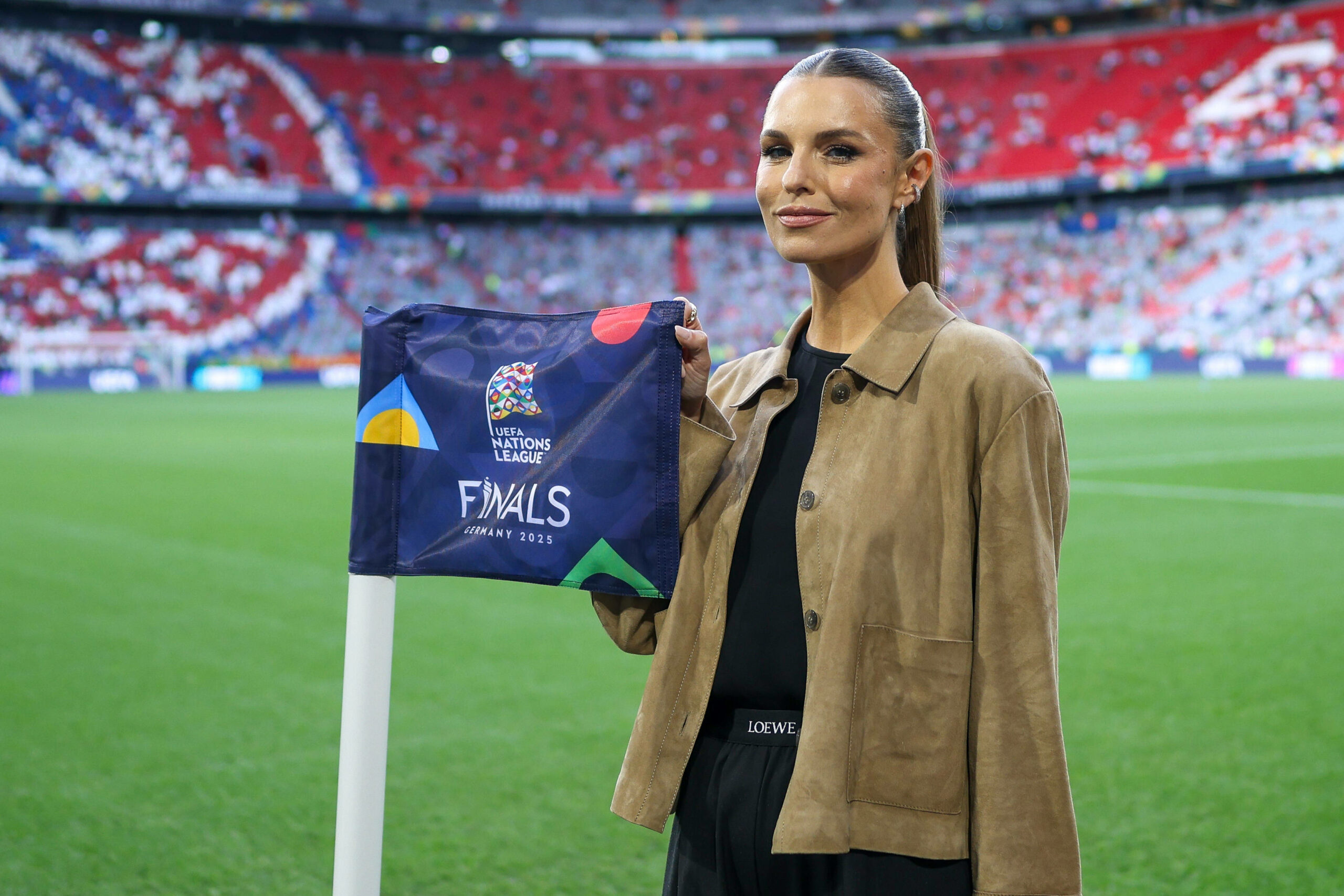 Laura Wontorra mit der Fahne der Nations League