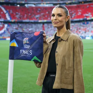 Laura Wontorra mit der Fahne der Nations League