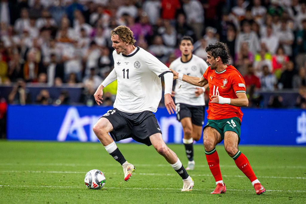 Stuttgarts Nick Woltemade (l.) feierte gegen Portugal sein Länderspieldebüt.
