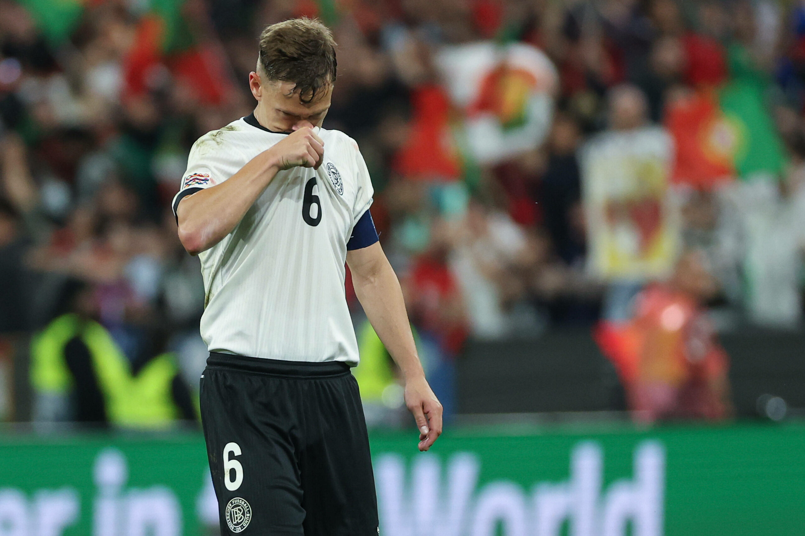 Joshua Kimmich sichtlich unzufrieden nachdem Spiel