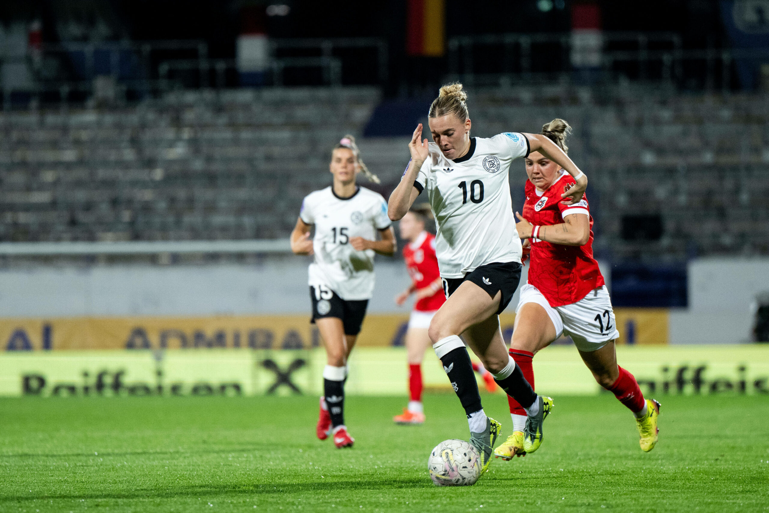 Laura Freigang dribbelt mit dem Ball.