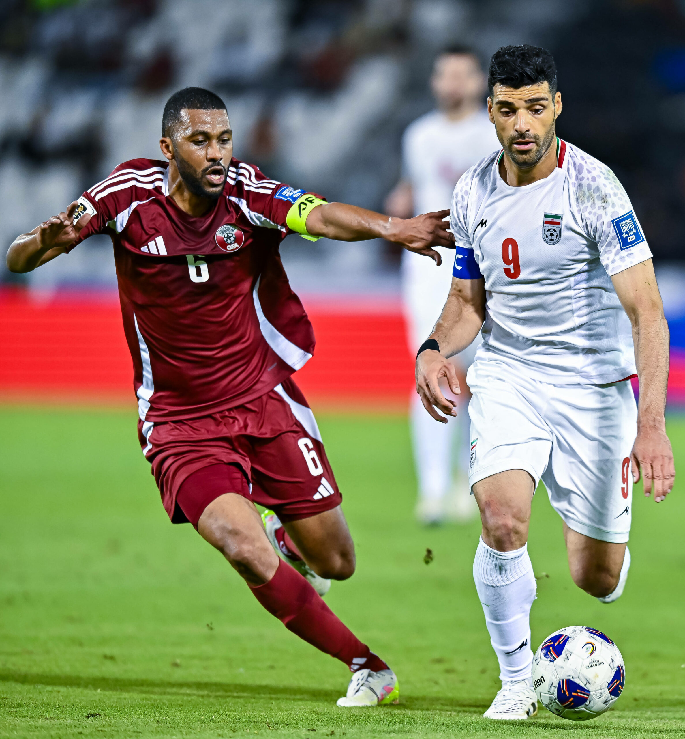 Mehdi Taremi im Zweikampf gegen Abdel Aziz Hatim