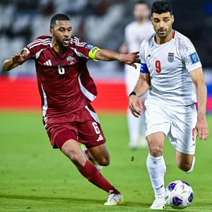 Mehdi Taremi im Zweikampf gegen Abdel Aziz Hatim