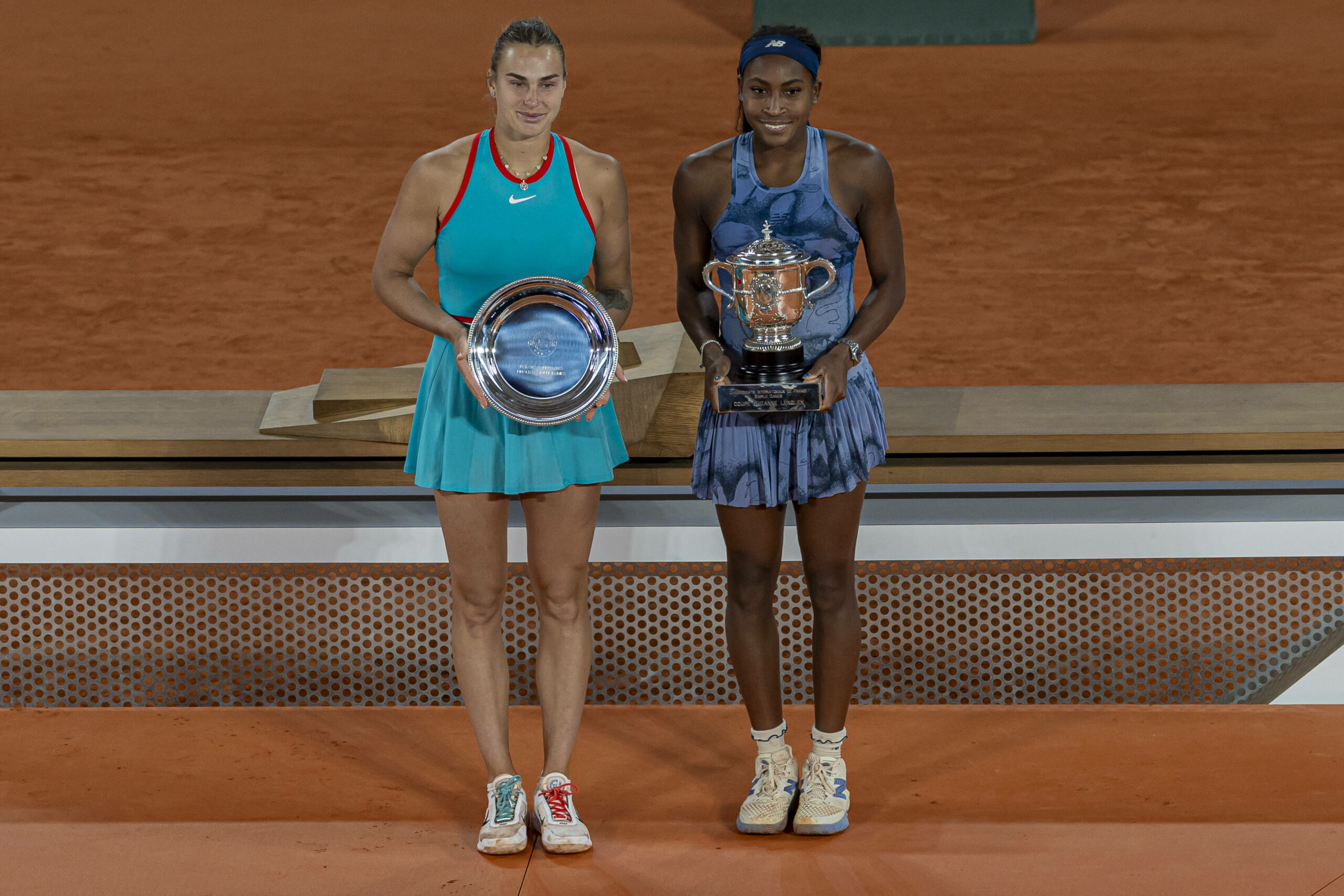 Aryna Sabalenka neben Coco Gauff nach dem French-Open Finale.