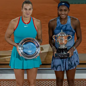 Aryna Sabalenka neben Coco Gauff nach dem French-Open Finale.