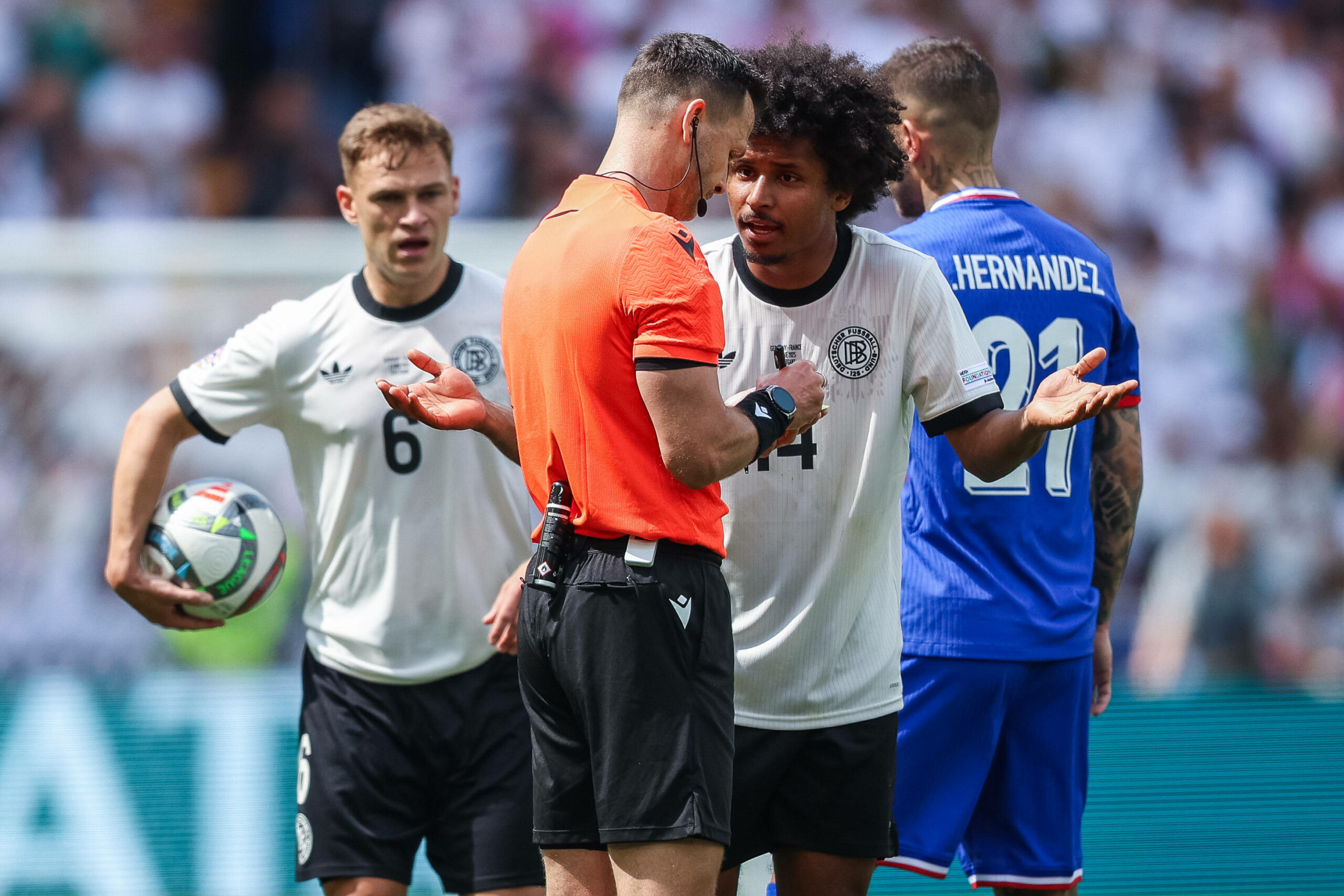 Karim Adeyemi kann es nicht fassen: Schiedsrichter Ivan Kruzilak zog sich mit seinen Entscheidungen den Zorn der Deutschen zu.
