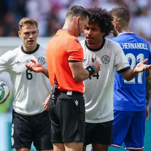 Karim Adeyemi kann es nicht fassen: Schiedsrichter Ivan Kruzilak zog sich mit seinen Entscheidungen den Zorn der Deutschen zu.