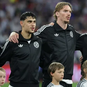 Aleksandar Pavlociv, Nick Woltemade und Leon Goretzka stehen nebeneinander