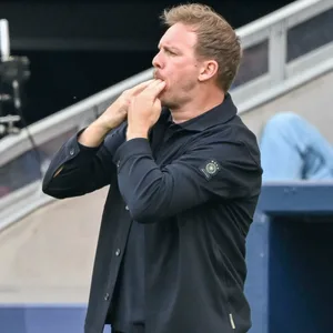 Julian Nagelsmann pfeift während des Spiels gegen Frankreich