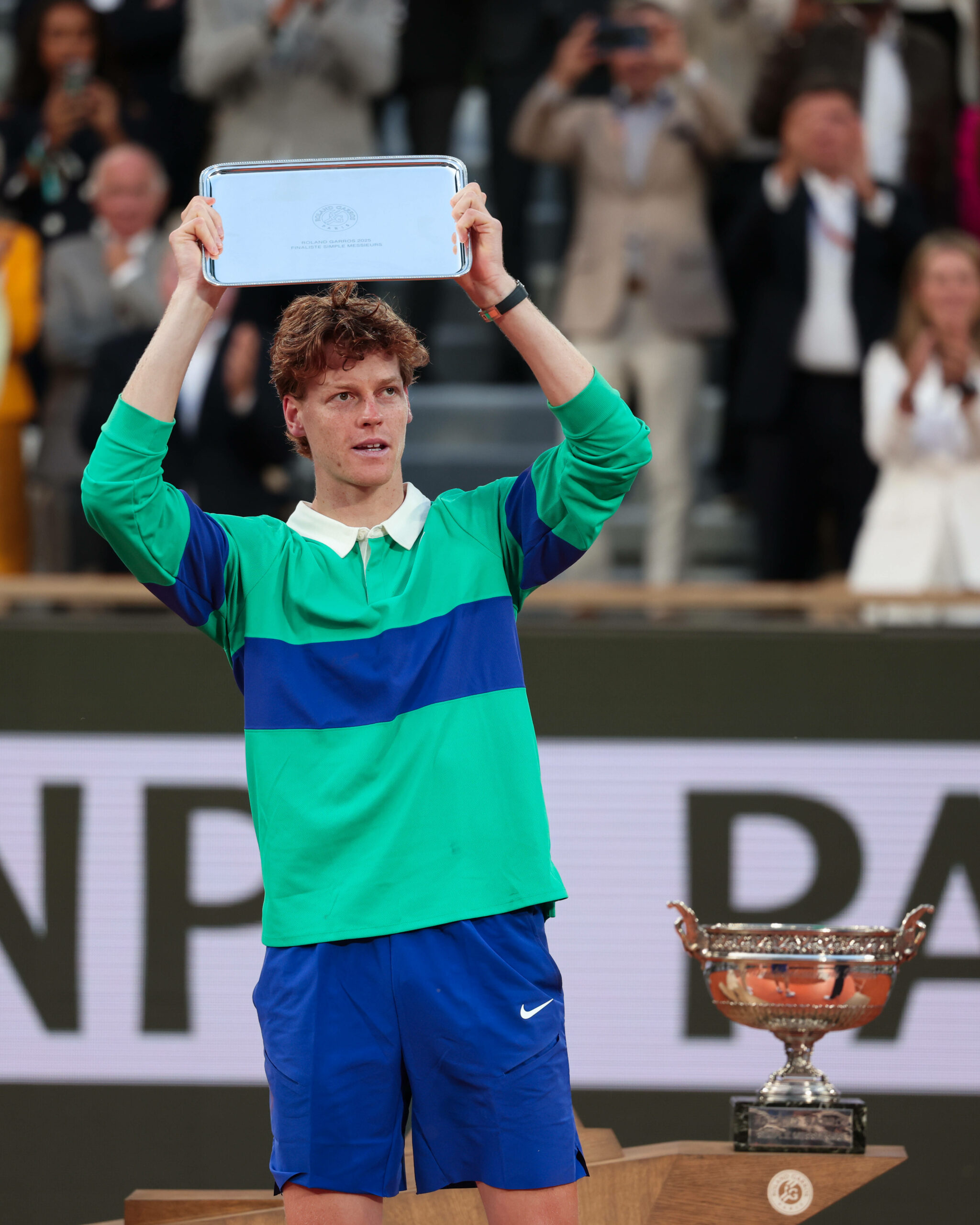 Jannik Sinner hält eine Trophäe in die Höhe