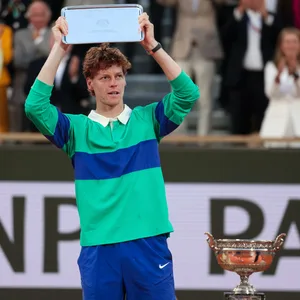 Jannik Sinner hält eine Trophäe in die Höhe