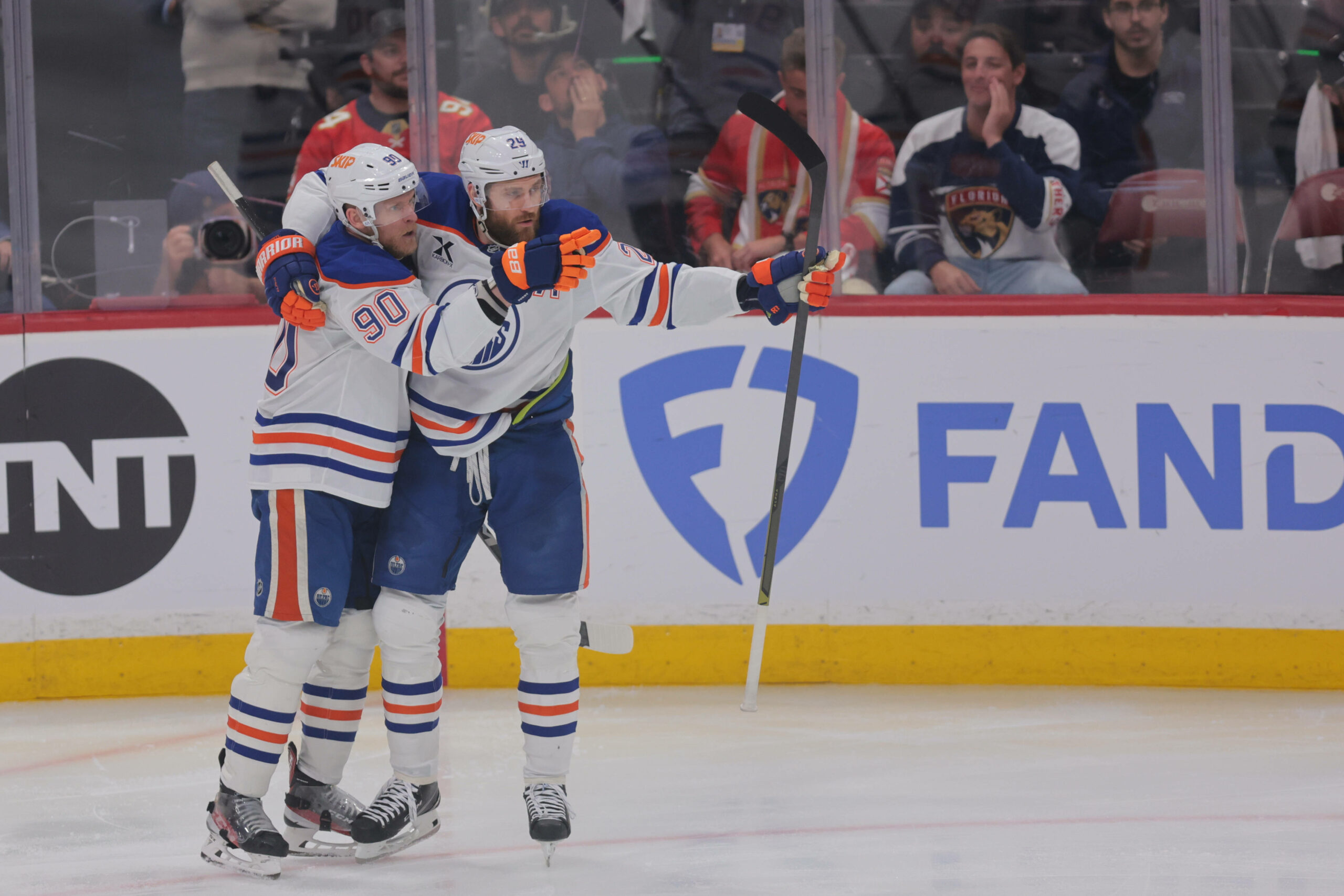Corey Perry und Leon Draisaitl bejubeln ihr Tor
