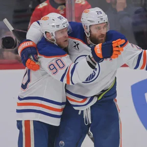 Corey Perry und Leon Draisaitl bejubeln ihr Tor