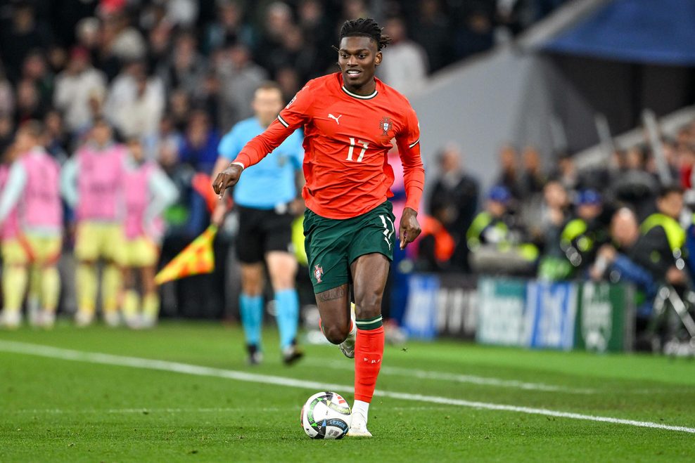 Rafael Leao dribbelt mit dem Ball