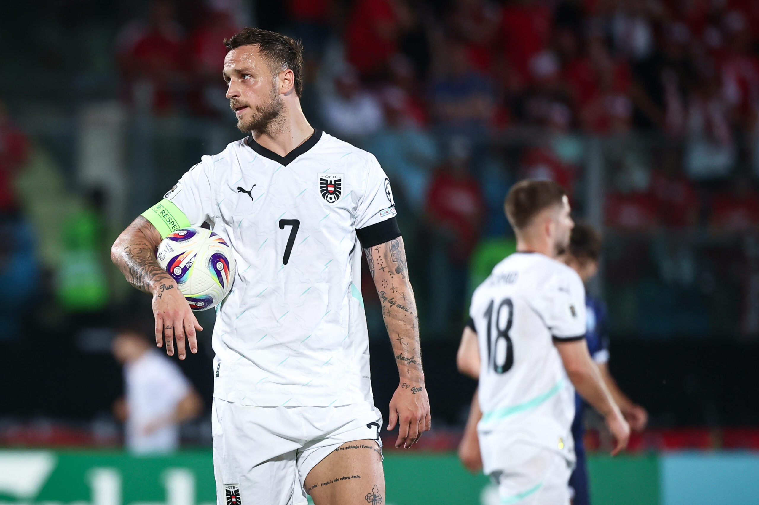 Marko Arnautovic mit Ball unterm Arm