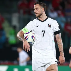 Marko Arnautovic mit Ball unterm Arm