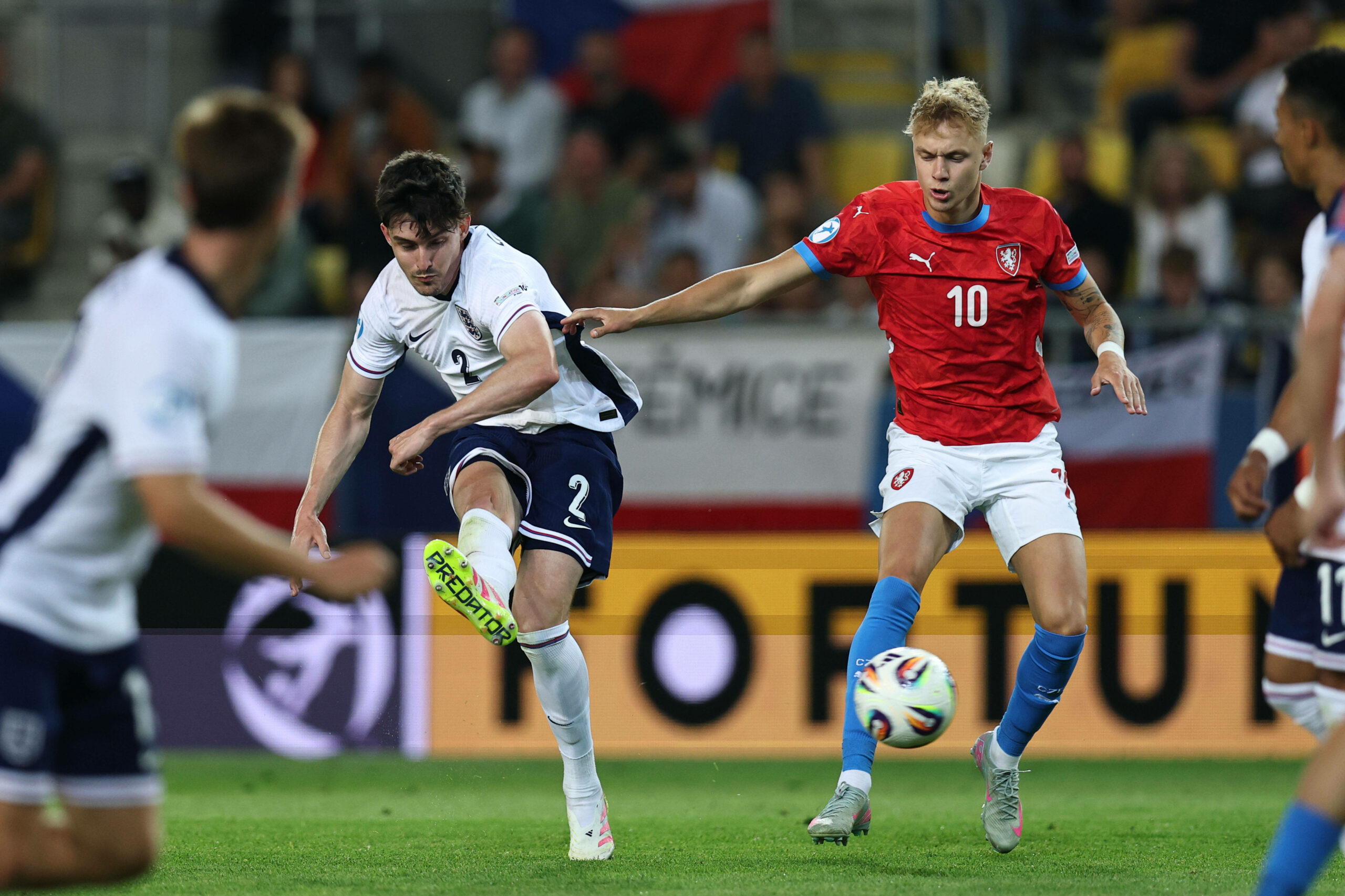 Englands Tino Livramento zieht ab, Adam Karabec steht daneben und kann nicht mehr eingreifen.