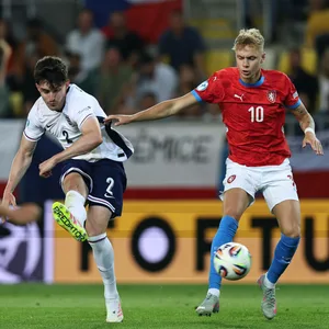 Englands Tino Livramento zieht ab, Adam Karabec steht daneben und kann nicht mehr eingreifen.