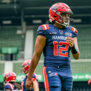 Taulia Tagovailoa mit Helm