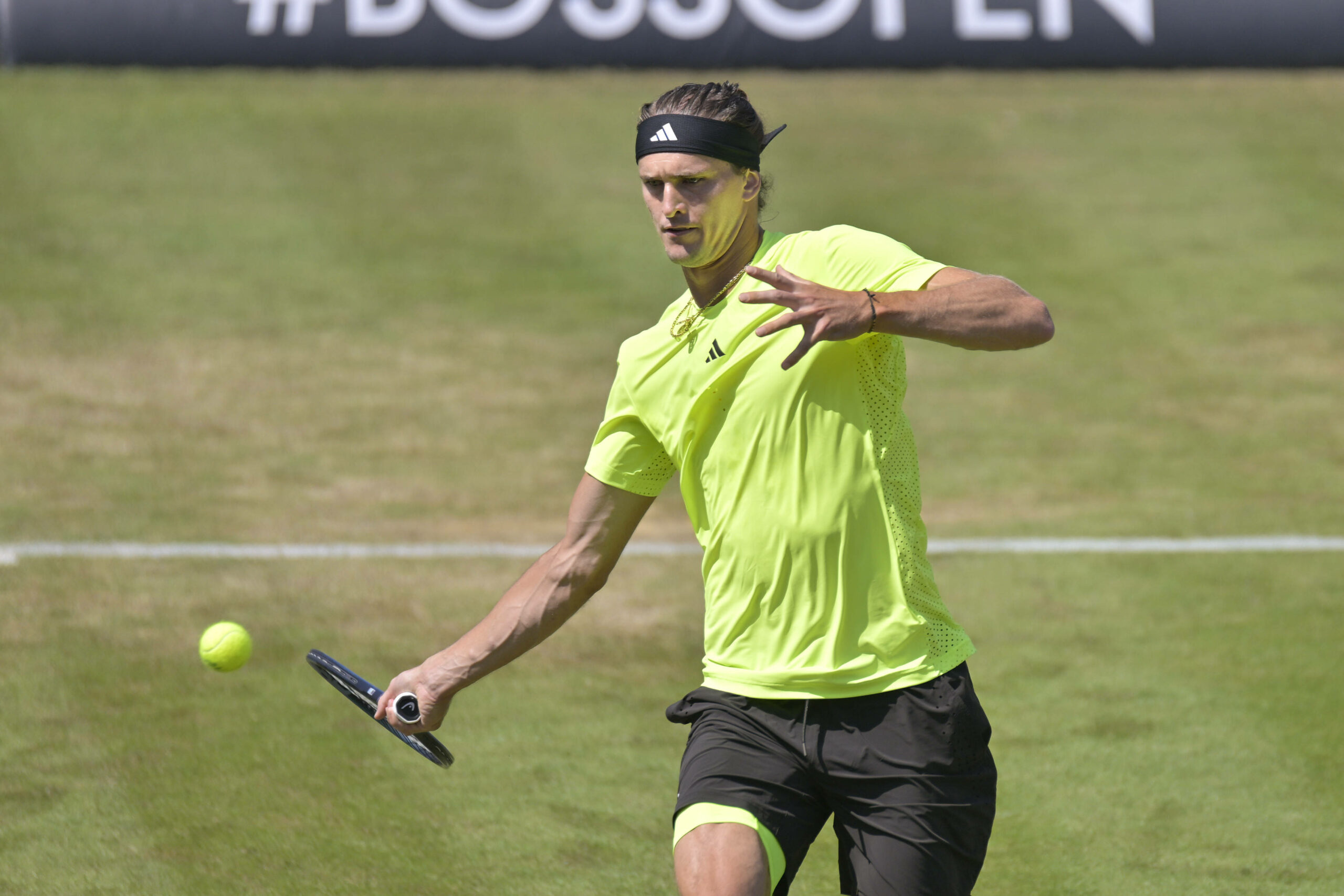 Alexander Zverev bei einem Netzangriff in Stuttgart