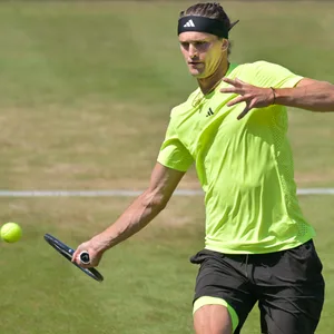 Alexander Zverev bei einem Netzangriff in Stuttgart