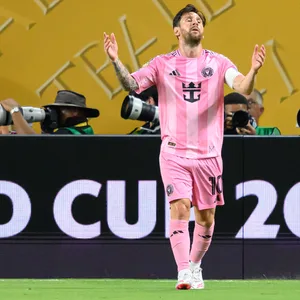 Lionel Messi reagiert frustriert nach einer vergebenen Torchance.