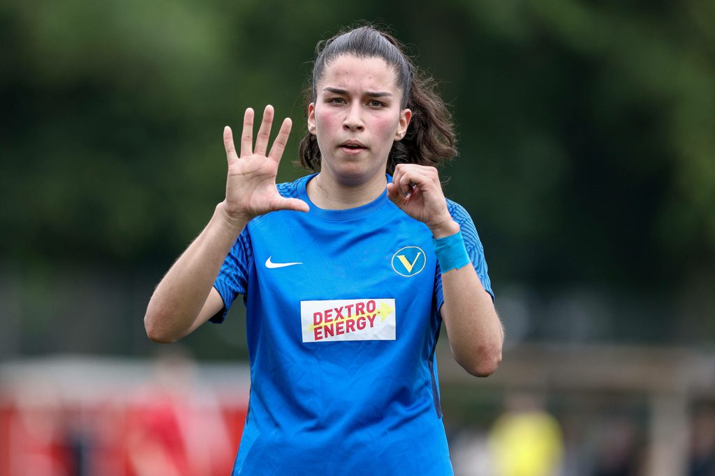 Irem Üstün zeigt das 5:0 an - noch fehlt Victoria ein Tor.