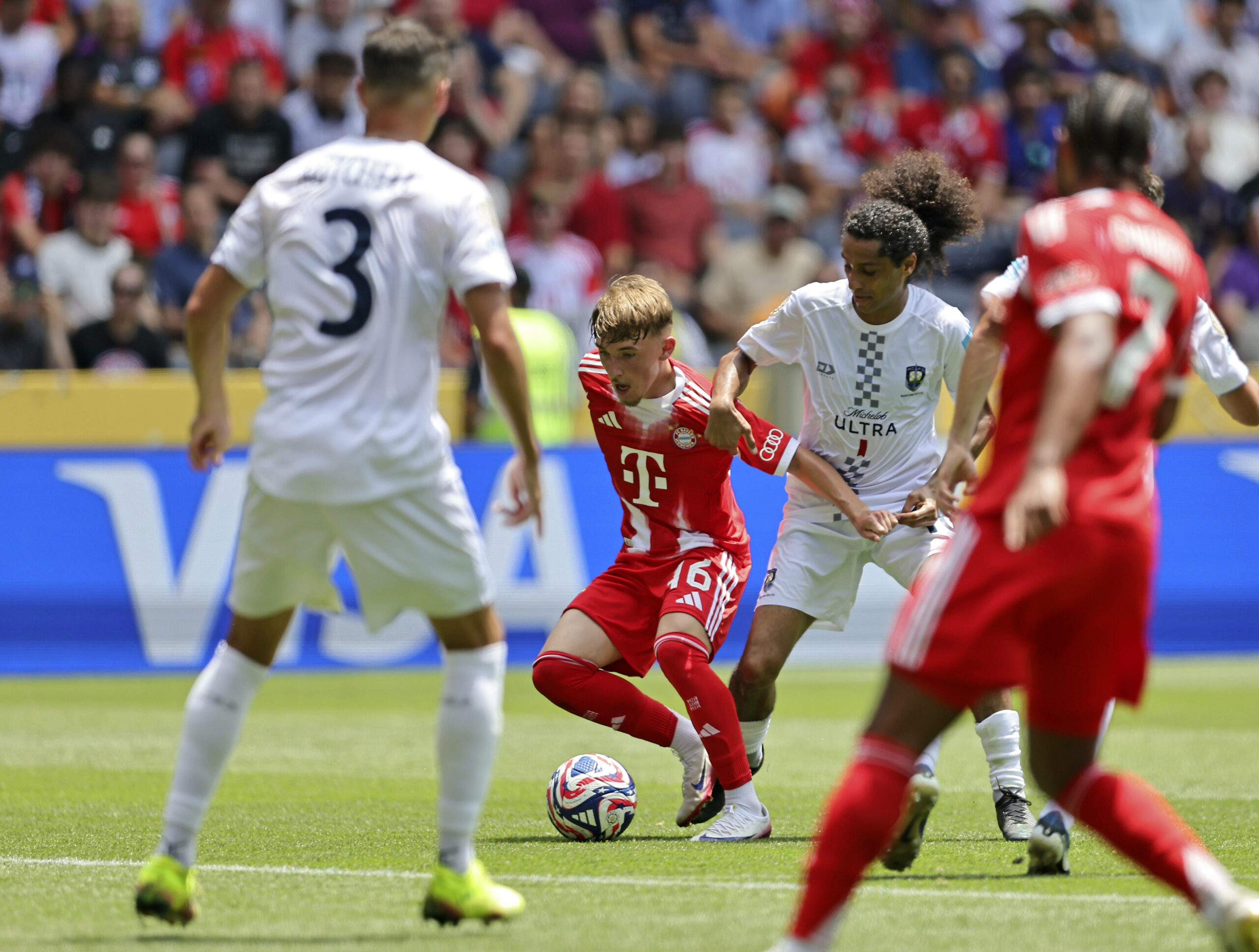 Lennart Karl im Dribbling gegen Dylan Manickum von Auckland FC.
