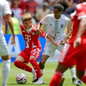 Lennart Karl im Dribbling gegen Dylan Manickum von Auckland FC.